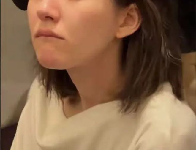 控制不住无法走路崩溃大哭！m6米乐赵露思病发抽搐身体