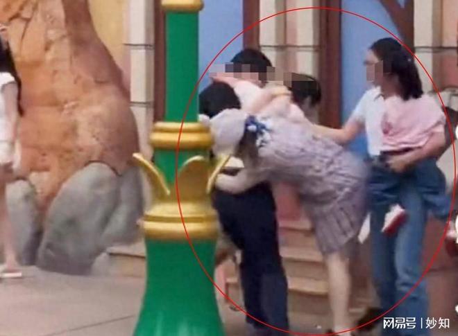 者爆细节原因披露警方通报来了上海迪士尼情侣打架后续：目击(图9)