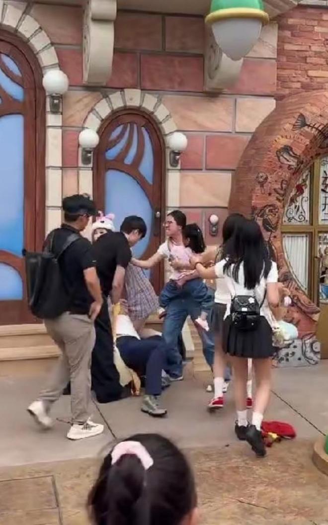 ！兔帽女是否打小孩成最大争议迪士尼情侣现身医院伤势成疑(图4)