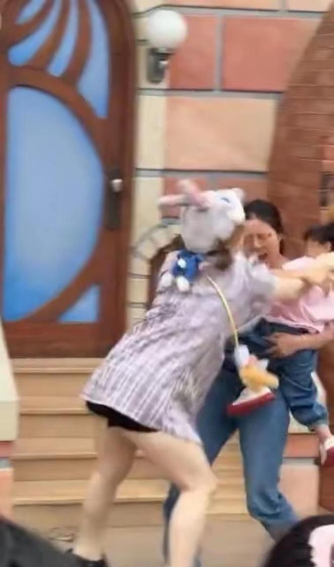 ！兔帽女是否打小孩成最大争议迪士尼情侣现身医院伤势成疑(图1)